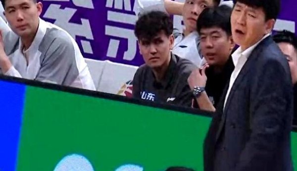 邱彪替补席错放一东谈主，高速男篮输球三点都与一东谈主联系