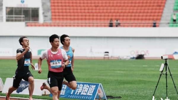 苏炳添女儿连校运会30米勤奋于都没选上，苏炳添细君直言孩子竟被20东谈主挤兑，苏炳添省心陪同为要害任务