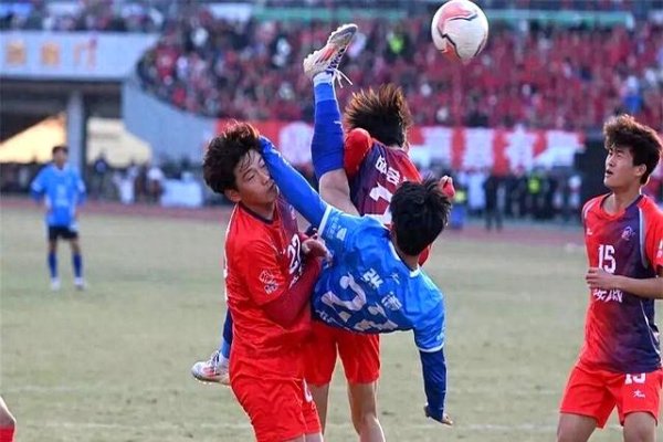 从“杂牌军”到寰宇十佳，22岁大学生用一脚倒钩，踢懵了所有东说念主