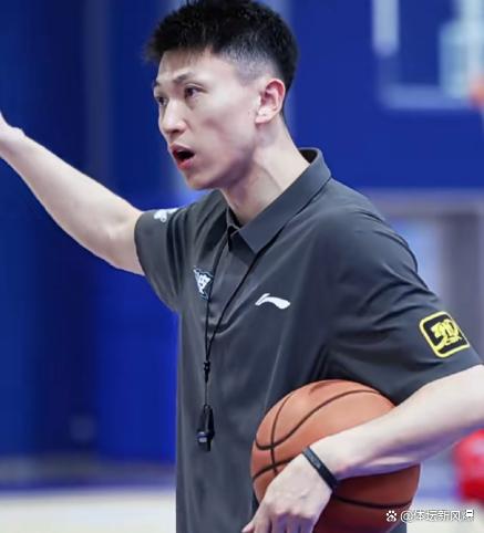 杨鸣间隔后与刘晓宇存眷拥抱！辽宁战宁波赛前细节曝光，继伟伤停+四外助冲击，火爆主帅坦言球队不稳藏危境！