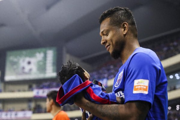 随机！前上海申花大牌外助试图3次自戕：酗酒成瘾舍弃我行状生计