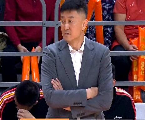 广东胜青岛，奎因得22分6断，徐杰小节发力