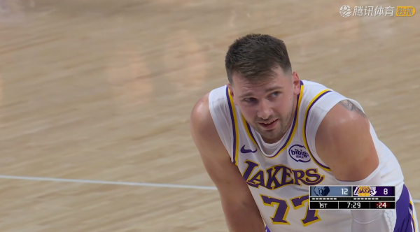 湖东说念主险胜！詹姆斯26+7+10，赛后老詹先一步退场，东契奇经受采访