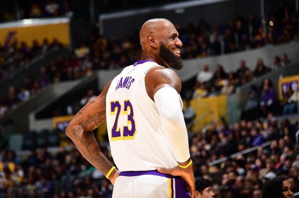 队记: 湖东谈主将不雅察詹姆斯当天比赛后的躯壳嗅觉来决定明日是否出战