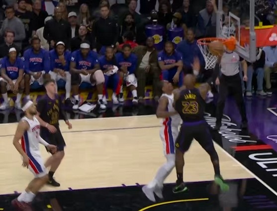 百分连线！东契奇击地漂传助攻詹姆斯抵挡上篮得分