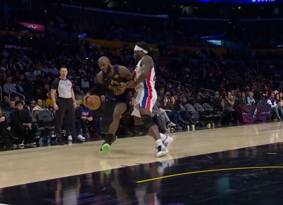 老对头了！詹姆斯冲破形成斯图尔特个东谈主第4次犯规